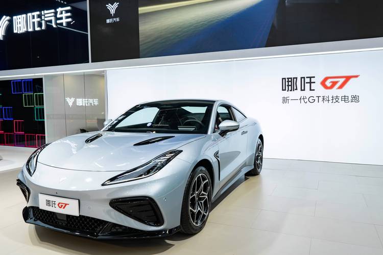 深圳331哪吒汽车在智能汽车领域的表现，领途汽车在新能源汽车市场中的影响力